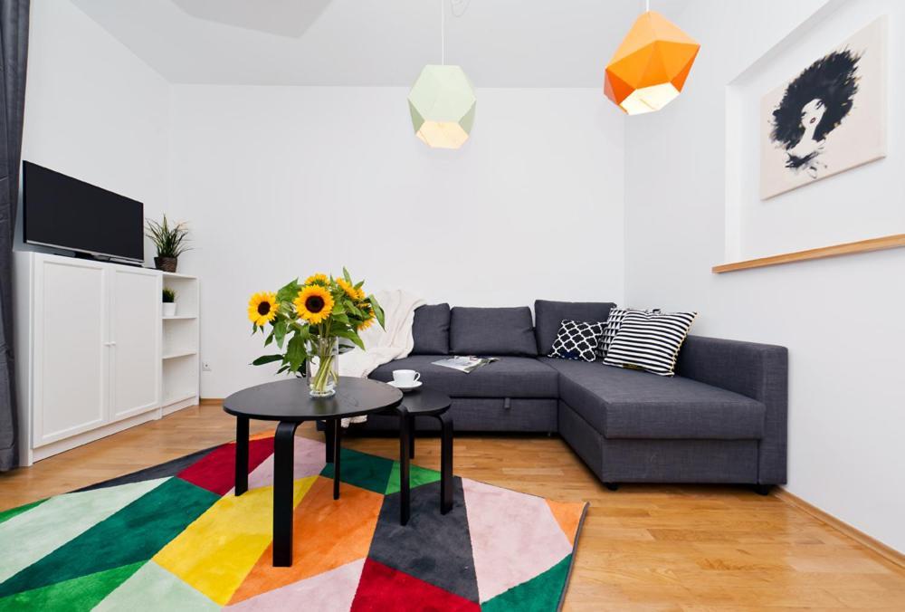 Cozy & Big In Old Town Apartment